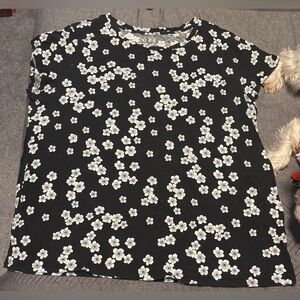 LOFT Navy Blue and White Floral Short Sleeve Top